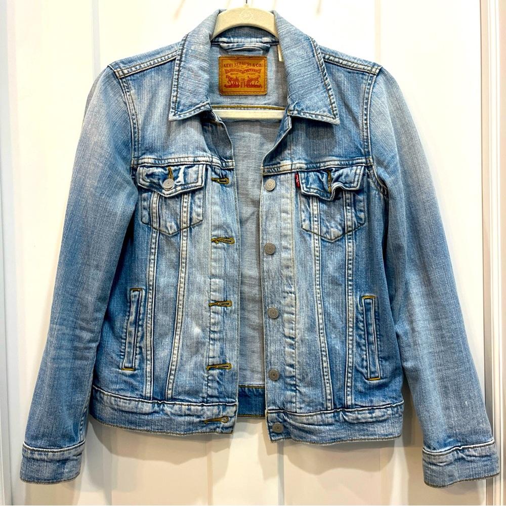 Levi’s Levi Strauss Women’s Denim Jacket Light Wash Button Close‎ Size XS